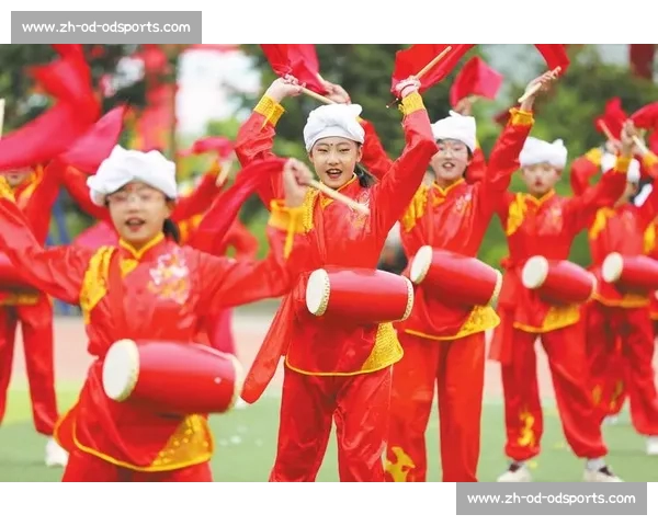 国歌奏响时，他们用身体为孩子撑起晴空